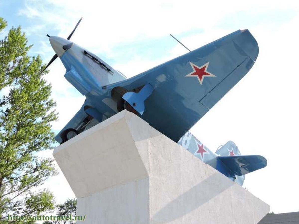 Памятник самолету А.Выборнова